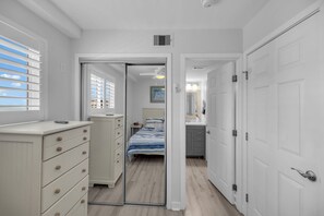 1 bedroom, iron/ironing board, travel cot, free WiFi - Direct OCEANFRONT Remodeled 4th Floor End Unit Myrtle Beach Resort (Myrtle Beach)