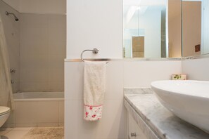 City Apartment | Bathroom | Hair dryer, bidet, towels, soap - Apartment Rod Pena By Hart (Buenos Aires)