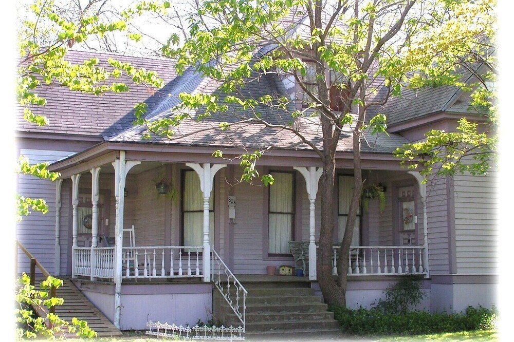 Historic Cottage with Backyard Pond
