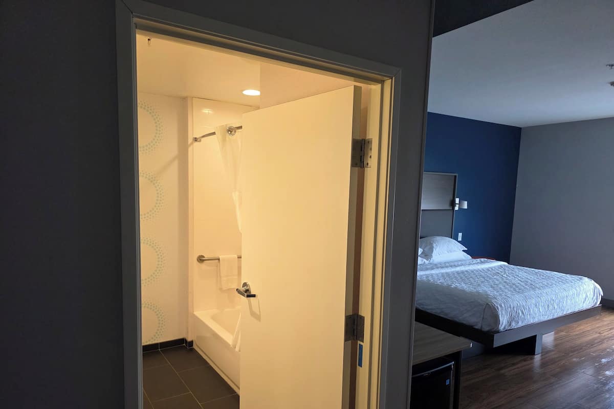 Standardzimmer, 1 King-Bett, barrierefrei, Badewanne | Badezimmer | Kostenlose Toilettenartikel, Haartrockner, Handtücher