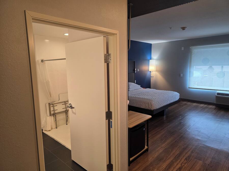 Zimmer, 1 King-Bett, barrierefrei (Roll-In Shower) | Badezimmer | Kostenlose Toilettenartikel, Haartrockner, Handtücher