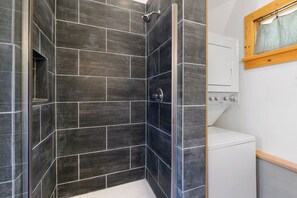 Douche, sèche-cheveux, serviettes fournies, shampoing
