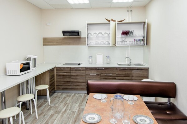 Fridge, microwave - Hostel U Fominyh (Izhevsk)