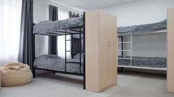 Dormitorio compartido, dormitorio mixto (14 guests) | Escritorio, cortinas blackout y tabla de planchar con plancha