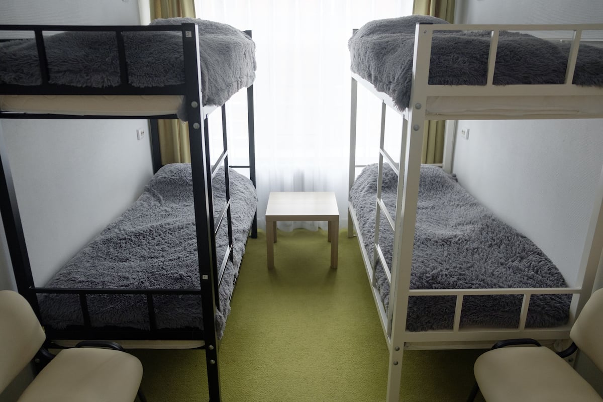 Basic-Vierbettzimmer | Schreibtisch, Verdunkelungsvorhänge, Bügeleisen/Bügelbrett