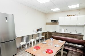 Fridge, microwave - Hostel U Fominyh (Izhevsk)