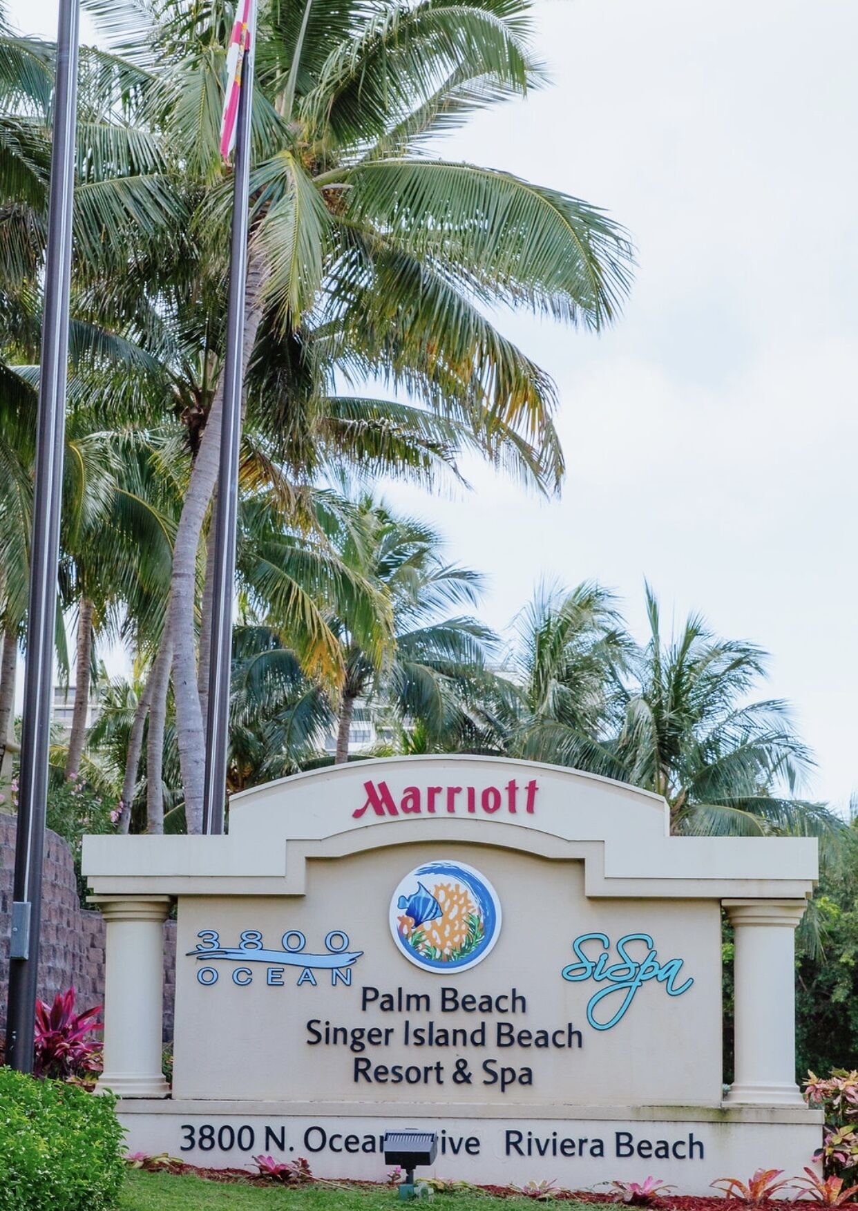 Schild des Marriott Palm Beach Resort & Spa mit der Adresse 3800 N. Ocean Avenue, Riviera Beach.