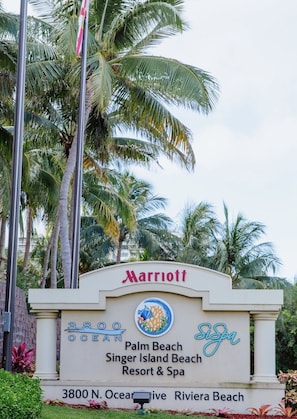Schild des Marriott Palm Beach Resort & Spa mit der Adresse 3800 N. Ocean Avenue, Riviera Beach.
