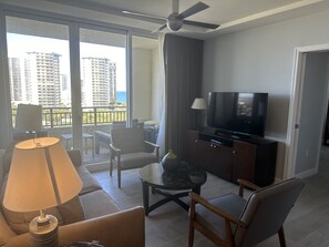 TV a schermo piatto 40 pollici con canali via cavo, TV, giocattoli