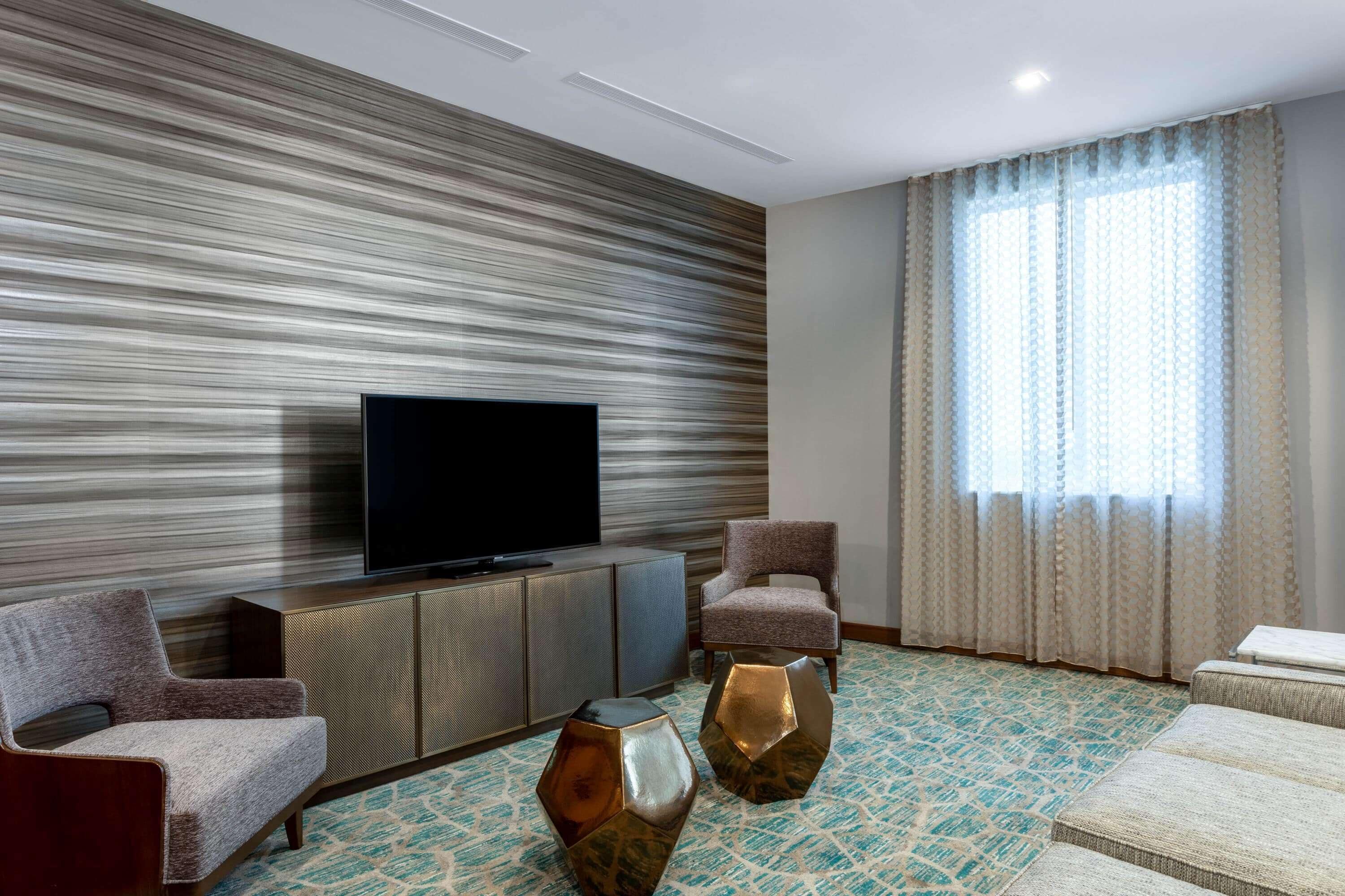 2 bars/lounges, poolside bar