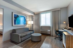 Suíte, 1 quarto, para não fumantes | Cofres nos quartos, escrivaninha, espaço de trabalho para notebook