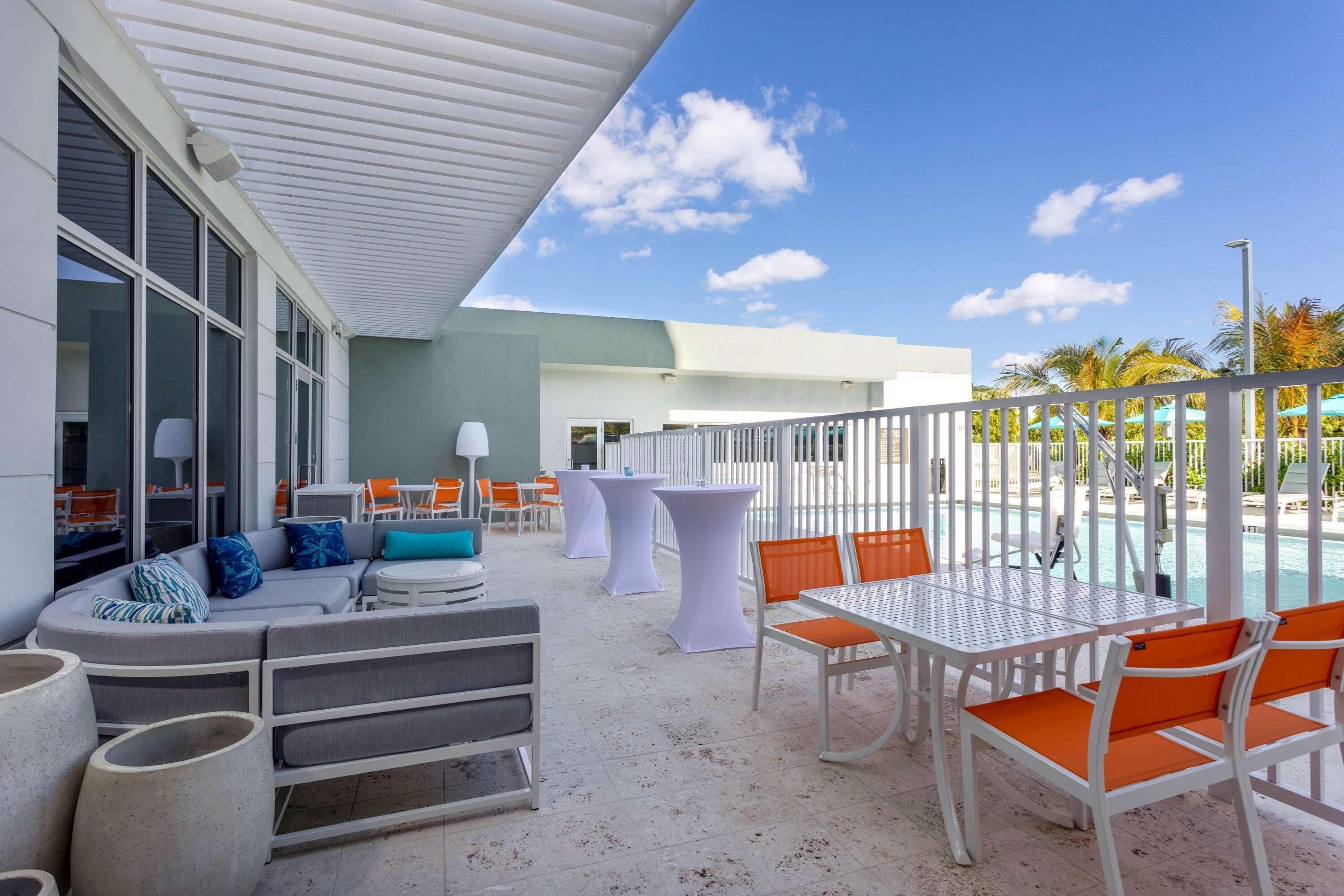 2 bars/lounges, poolside bar