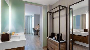 Värdeförvaringsskåp på rummet, skrivbord och arbetsyta för laptop