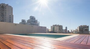 Una piscina al aire libre de temporada