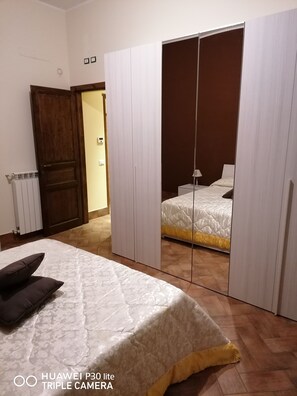 2 chambres, fer et planche à repasser, Wi-Fi, draps fournis