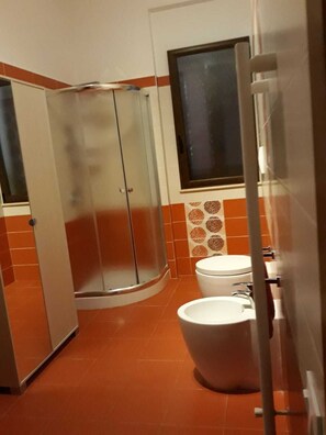 Douche, sèche-cheveux, bidet, serviettes fournies