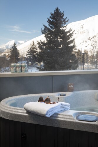Outpost: One Town Hill 201 - Private Hot Tub