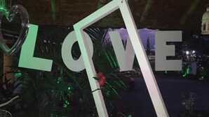 A decorative sign with the word "LOVE" and a heart shape. - Torettos (Yumbo)