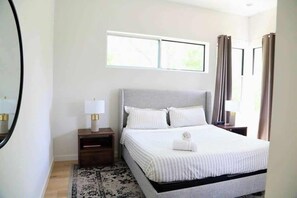 4 habitaciones, escritorio y tabla de planchar con plancha 