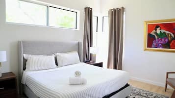 4 makuuhuonetta, työpöytä, silitysrauta/-lauta, vauvan matkasänky