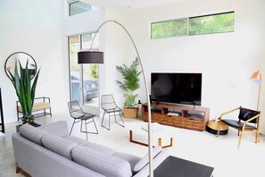 Téléviseur, foyer, Netflix, services de diffusion en continu