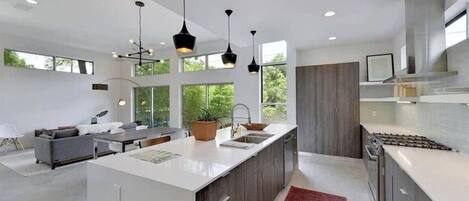 Refrigerador, microondas, horno y parrilla de estufa