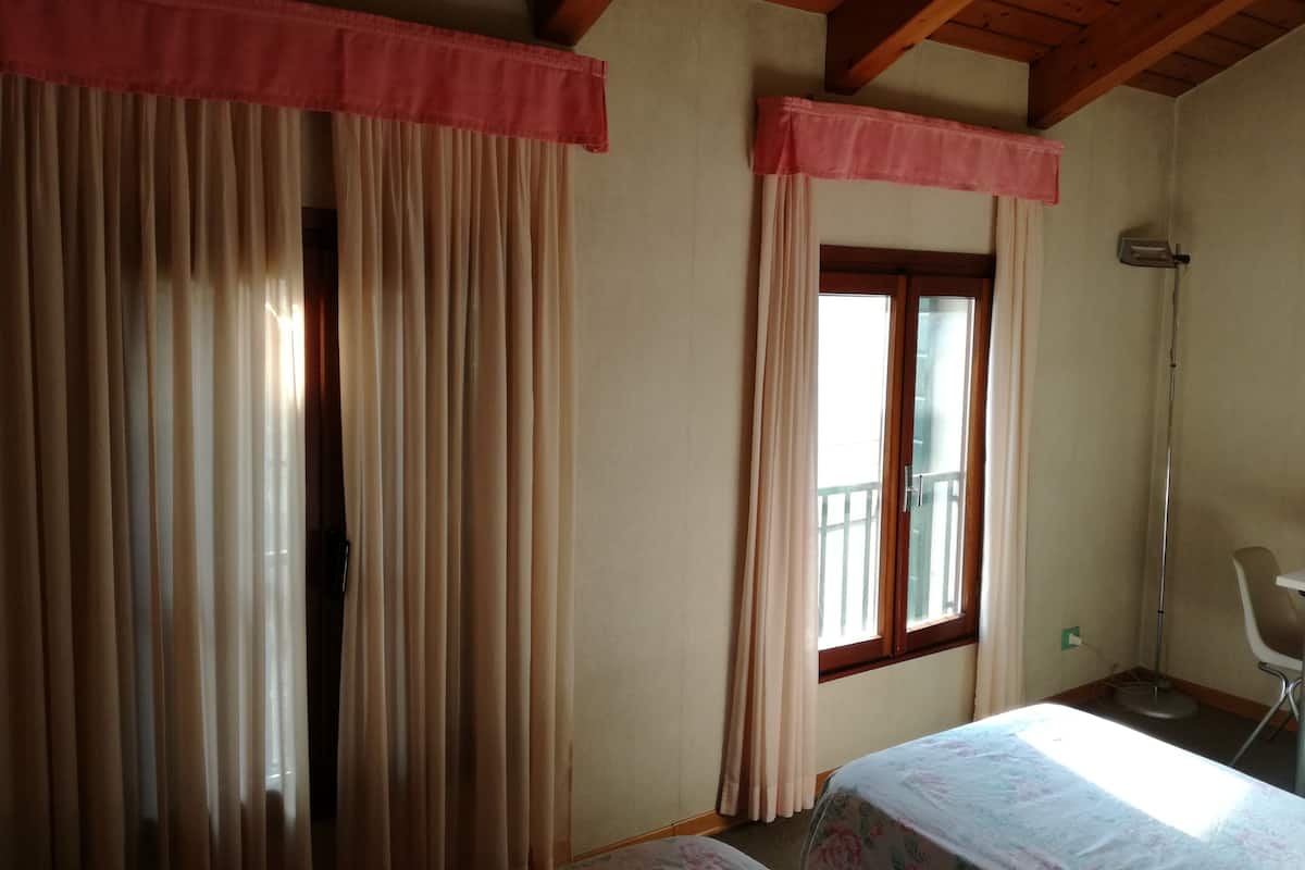 Bàn, bộ trải giường