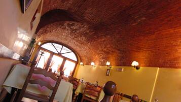 Déjeuner et dîner servis sur place, spécialités Cuisine locale