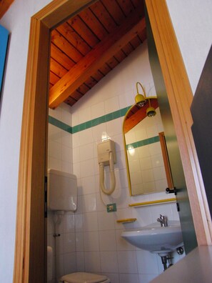 Shower, rainfall showerhead, free toiletries, hair dryer - Locanda alla stazione (Mira)