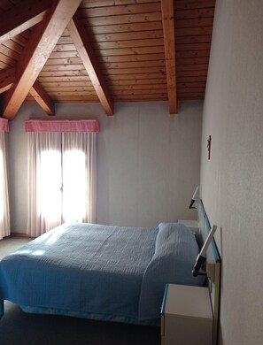 Desk, bed sheets - Locanda alla stazione (Mira)