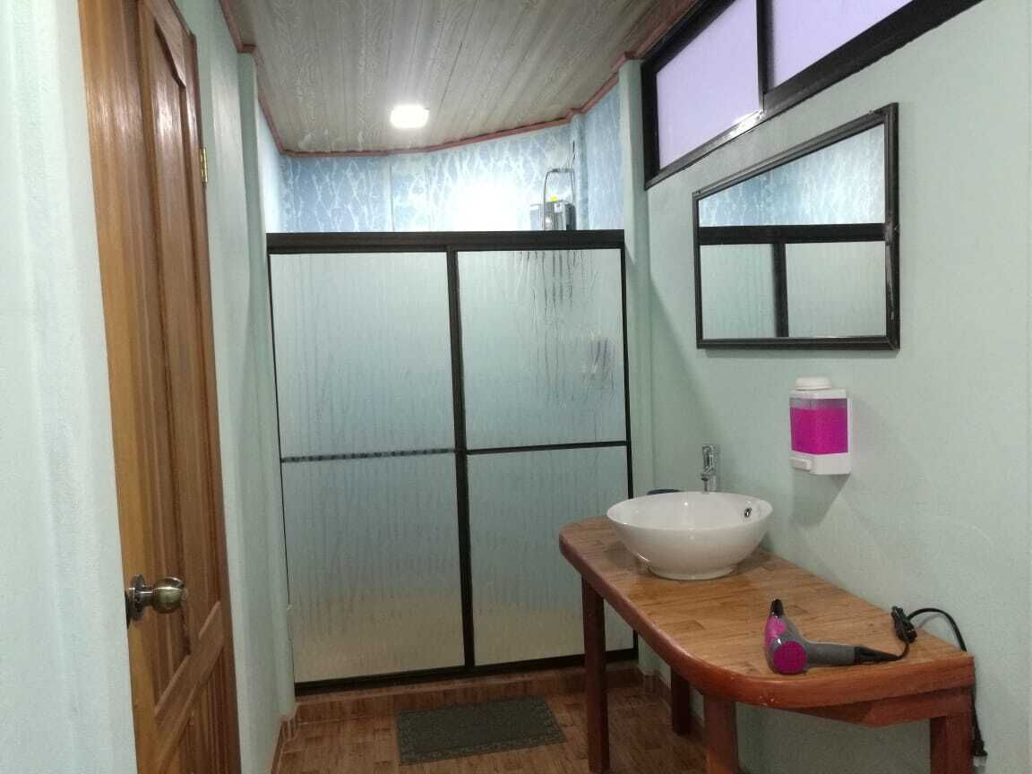 Cabane Confort, 1 très grand lit | Lavabo de la salle de bain