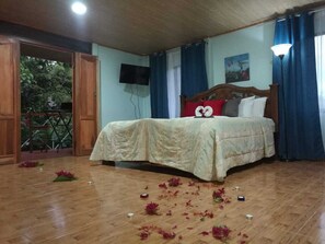 Minibar, desk, laptop workspace, free WiFi - Cabinas Ecogarden Arenal (Peñas Blancas)