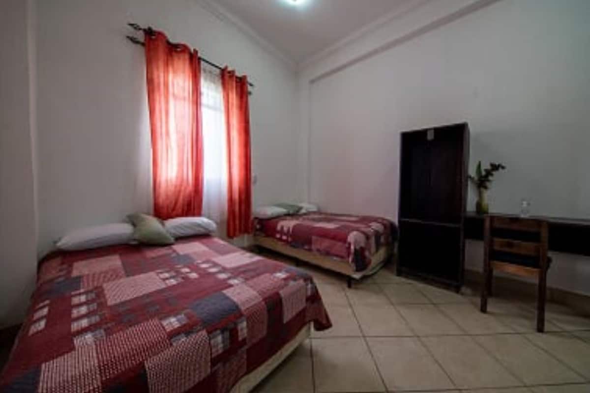 Premium-Doppelzimmer, Balkon, Poolblick | Verdunkelungsvorhänge, kostenloses WLAN, Bettwäsche