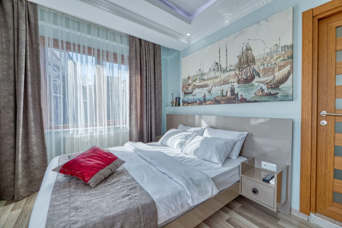 Een minibar, verduisterende gordijnen, geluiddichte muren