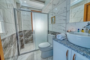 Shower, free toiletries, hair dryer, slippers - Garth of Balat Hotel (Istanbul)