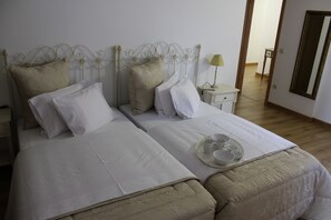 تجهيزات عازلة للصوت وأسرّة أطفال/رضّع (مجانًا) وأسرّة قابلة للطي