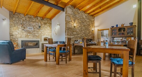 تلفزيون بشاشة مسطحة