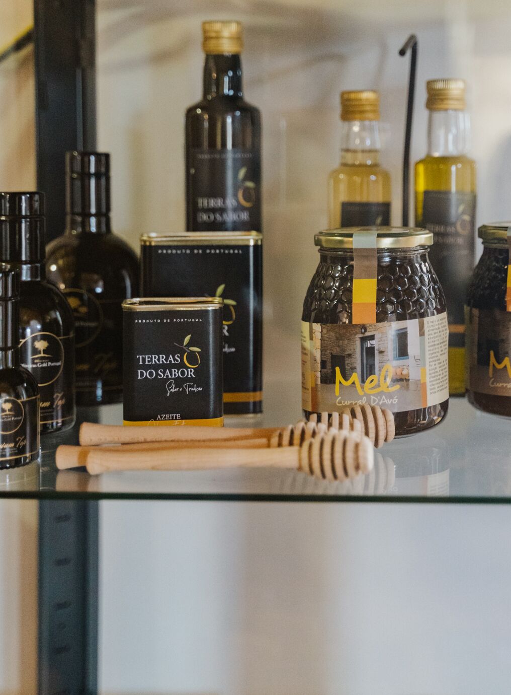 On peut voir une variété de produits, notamment des pots, des bouteilles et une boîte, disposés sur une étagère.
