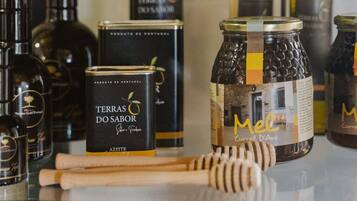 On peut voir une variété de produits, notamment des pots, des bouteilles et une boîte, disposés sur une étagère.