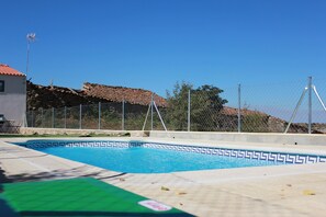 حمّام سباحة خارجي موسمي