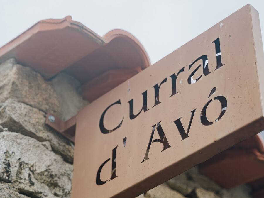 Une plaque portant l’inscription « Currai d’Avó » est fixée à un mur de pierre.