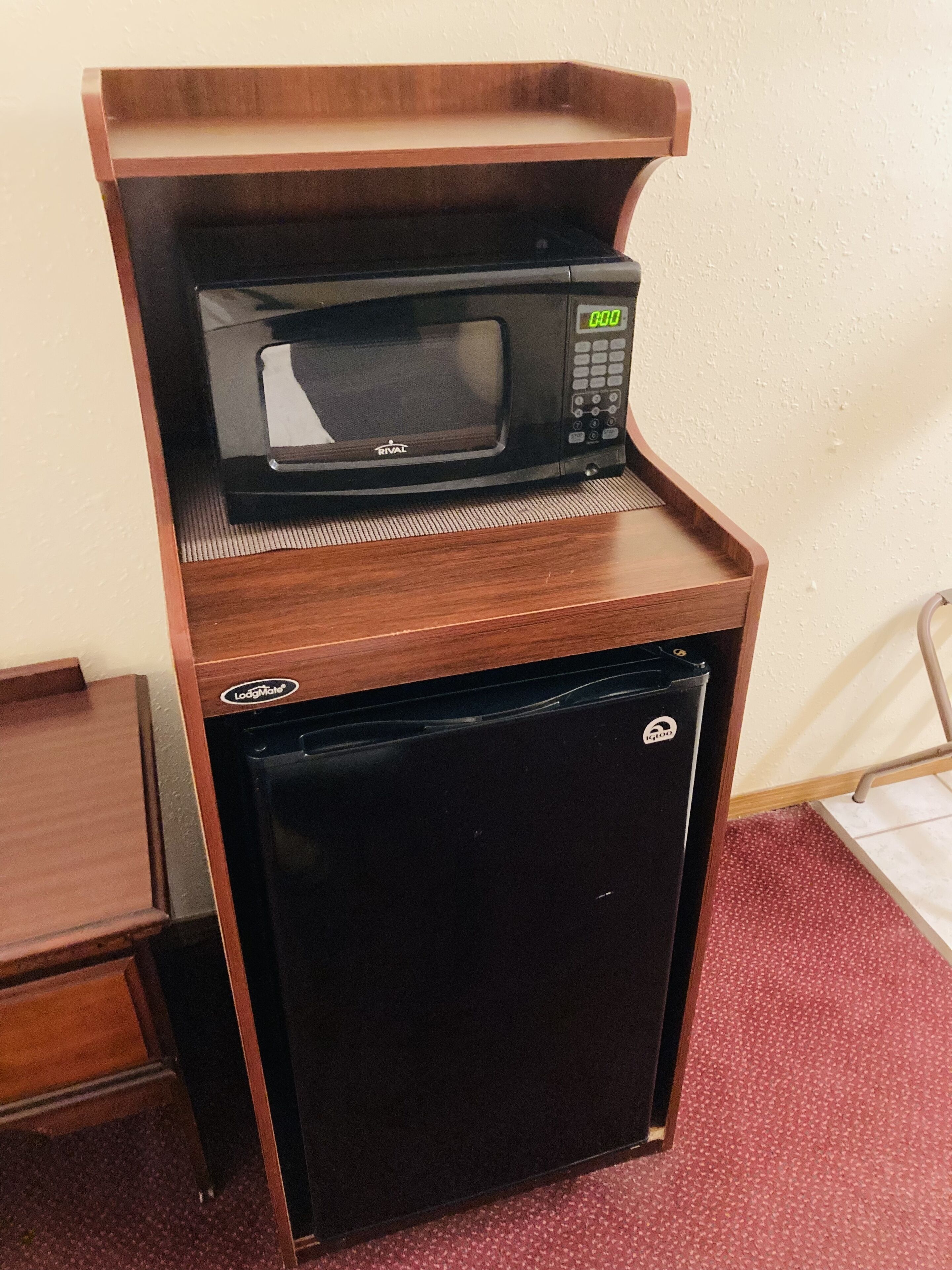 1 bedroom, individually decorated, individually furnished, desk