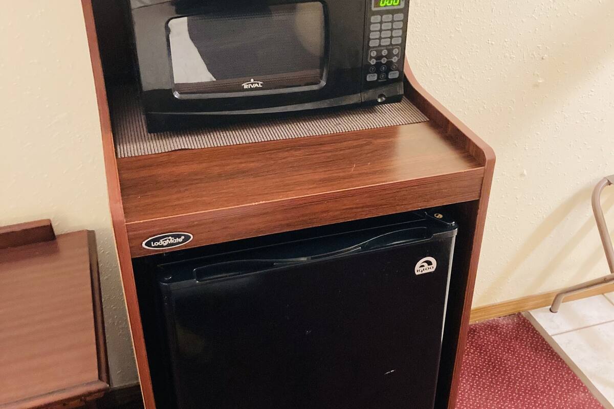 1 bedroom, individually decorated, individually furnished, desk