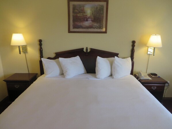 بديكورات فريدة لكل غرفة وطراز فريد لكل وحدة ومكتب وستائر تعتيم