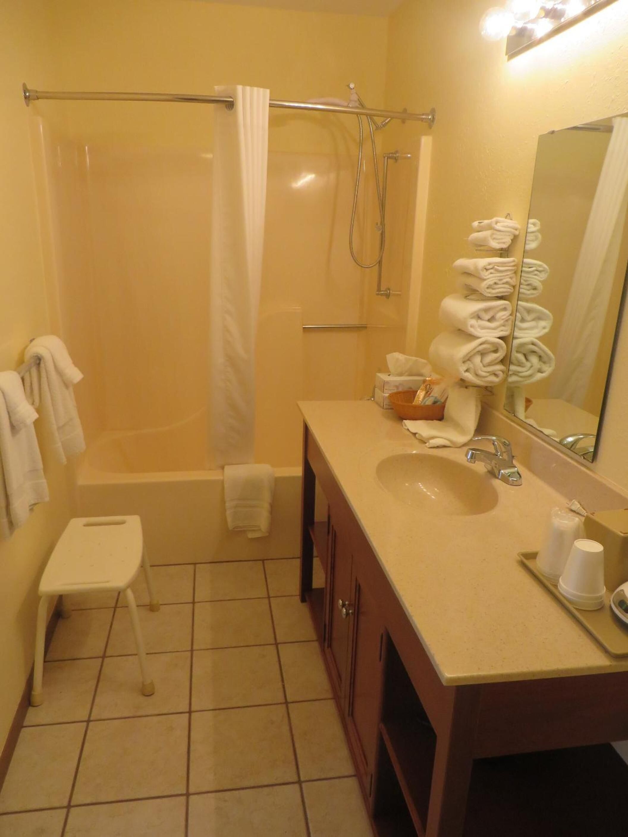 basic double room | bathroom | combined shower/bathtub, free toiletries, towels, soap