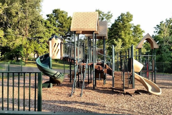 Área de juegos infantiles al aire libre