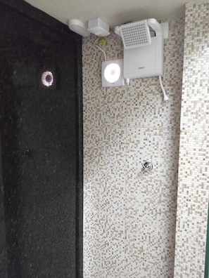 Classic-Zimmer | Badezimmer | Dusche, Haartrockner, Handtücher, Toilettenpapier