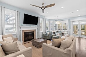 Smart TV, caminetto, lettore DVD, monitor per computer