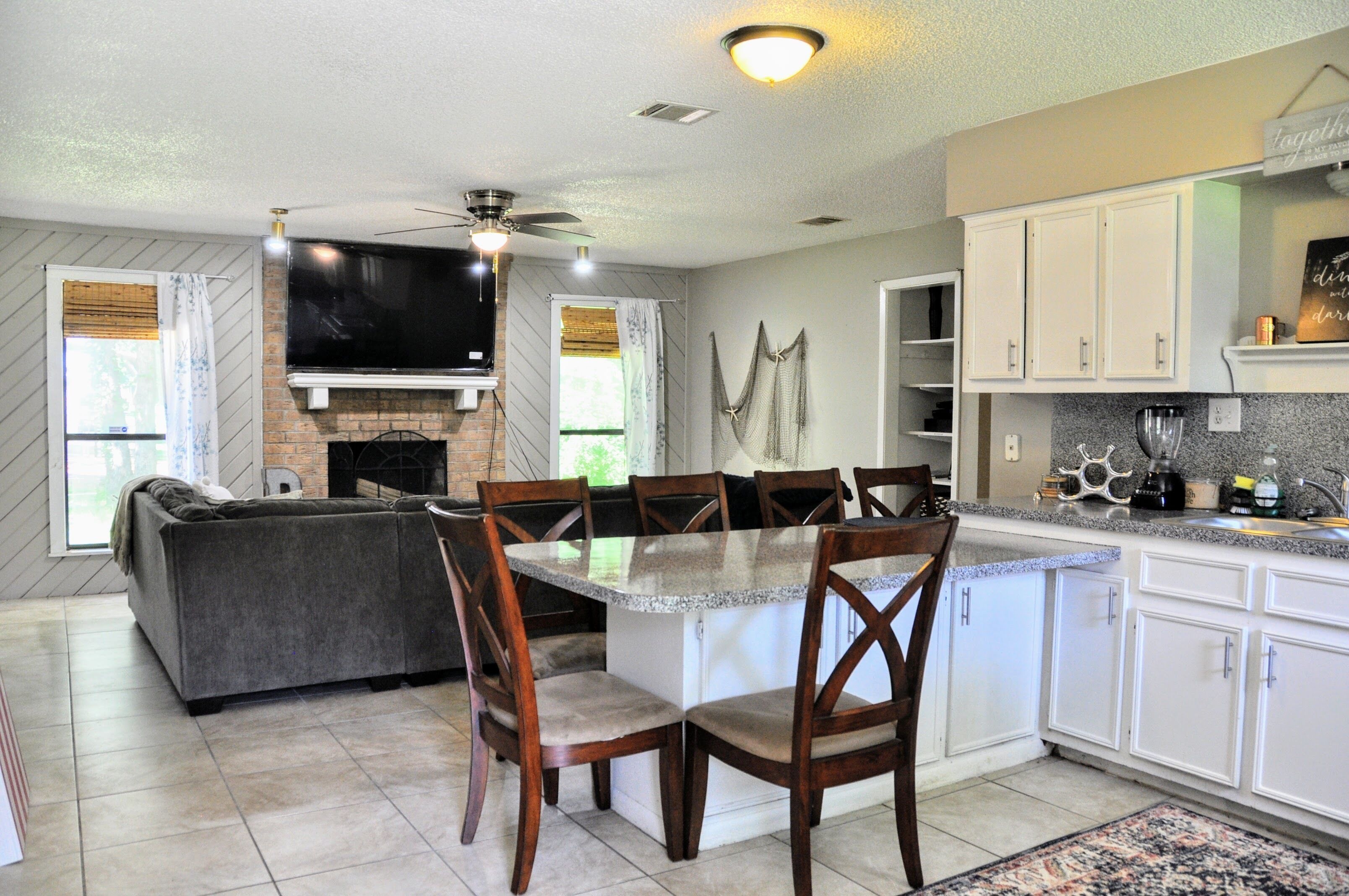 A Vacation House with a Lakeview in Livingston