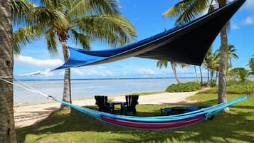 Plage, sable blanc, cabines gratuites, chaises longues